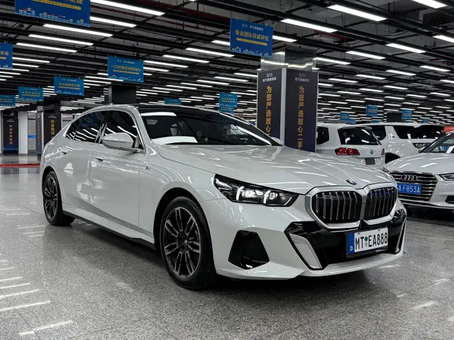 BMW 5 Series — Фото автомобиля 3