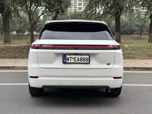 Li Auto L7 — Фото автомобиля 9