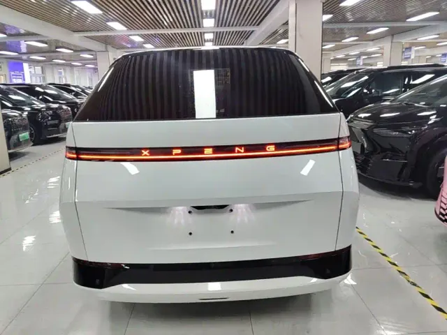 Xpeng X9 — Фото автомобиля 5