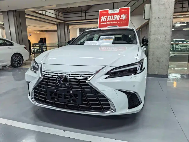 Фотография автомобиля — Lexus ES
