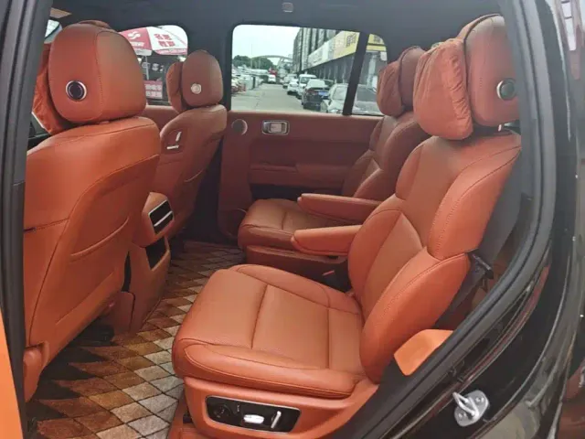 Li Auto L8 — Фото автомобиля 16