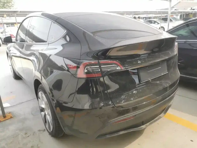 Tesla Model Y — Фото автомобиля 4