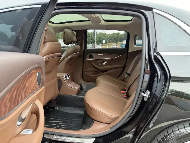 Mercedes-Benz E-Class — Фото автомобиля 16
