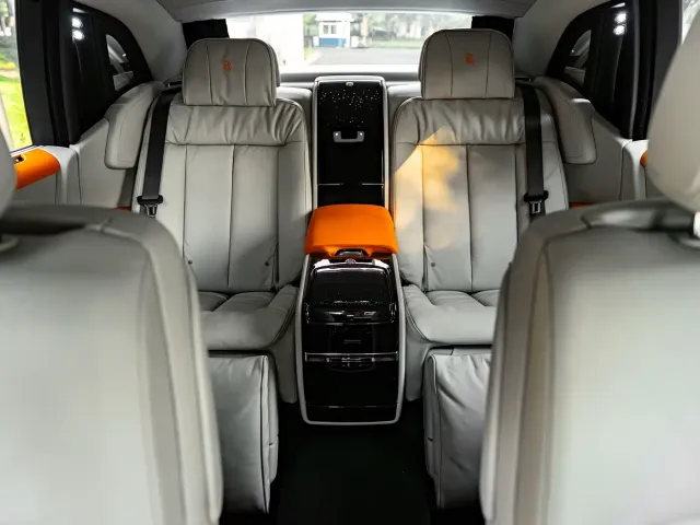 Rolls-Royce Phantom — Фото автомобиля 8