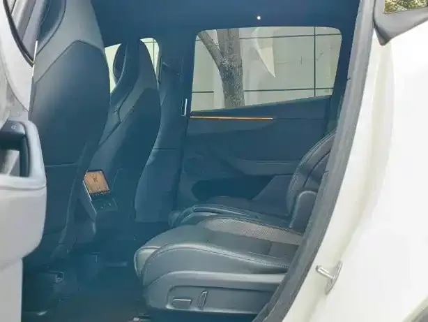 Tesla Model Y — Фото автомобиля 6