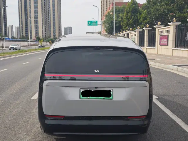 Li Auto MEGA — Фото автомобиля 12