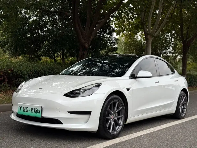 Фотография автомобиля — Tesla Model 3