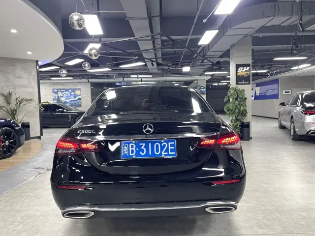 Mercedes-Benz E-Class — Фото автомобиля 4