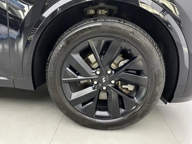 Li Auto L8 — Фото автомобиля 8