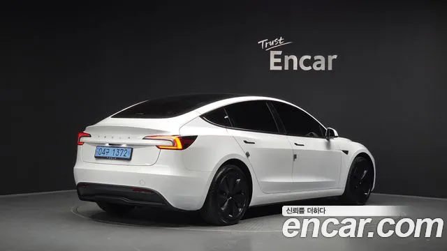 Tesla Model 3 — Фото автомобиля 2