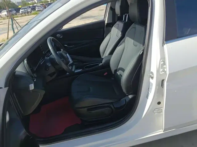 Hyundai Elantra — Фото автомобиля 14