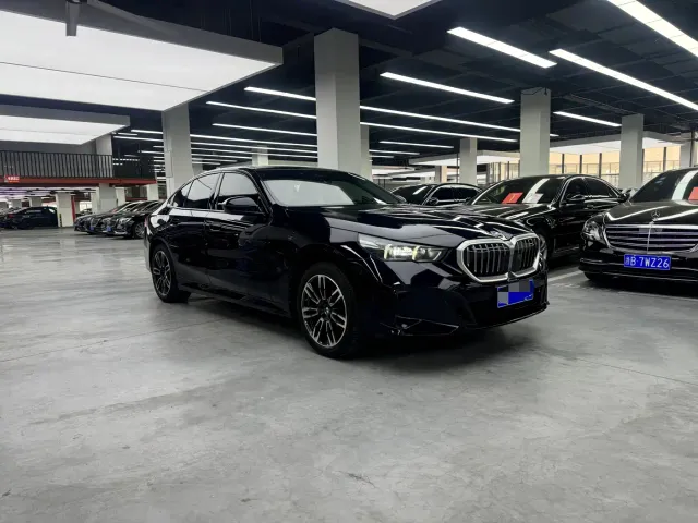 BMW 5 Series — Фото автомобиля 3