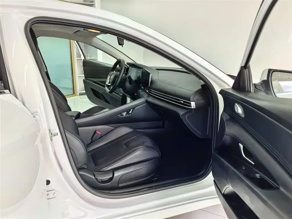 Hyundai Elantra 2022 1.5L CVT LUX Premium Edition — Фото автомобиля 17