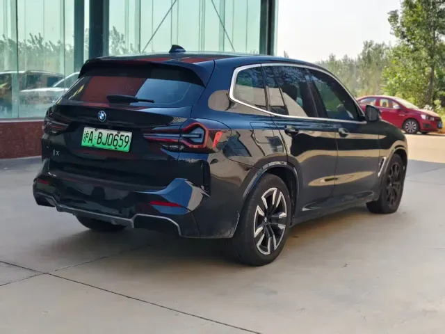 BMW iX3 — Фото автомобиля 7