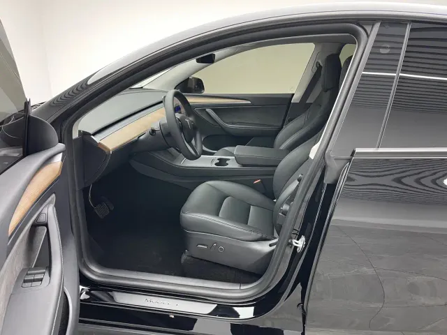 Tesla Model Y — Фото автомобиля 16