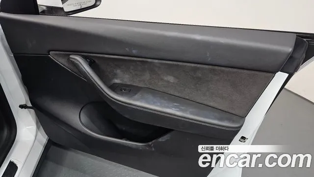 Tesla Model Y — Фото автомобиля 28