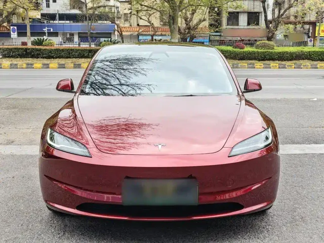 Tesla Model 3 — Фото автомобиля 4