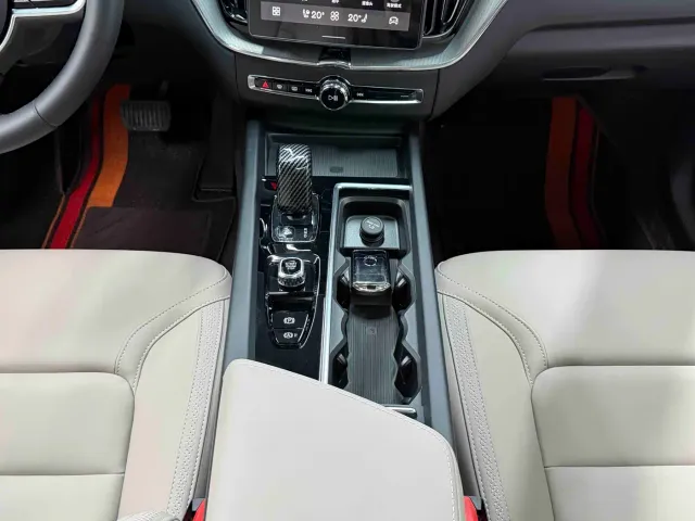 Volvo XC60 — Фото автомобиля 18