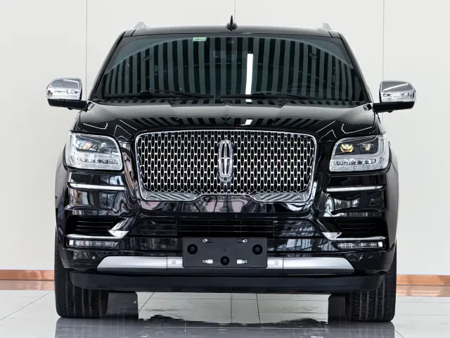 Lincoln Navigator — Фото автомобиля 2