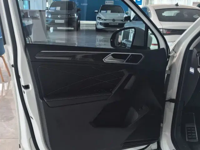 Volkswagen Tiguan L — Фото автомобиля 8