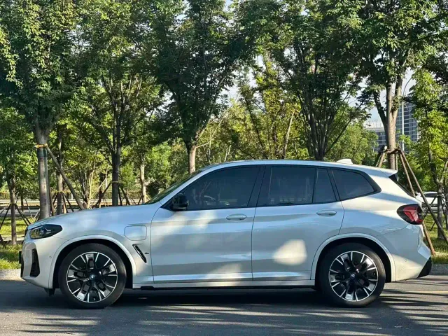 BMW iX3 — Фото автомобиля 3