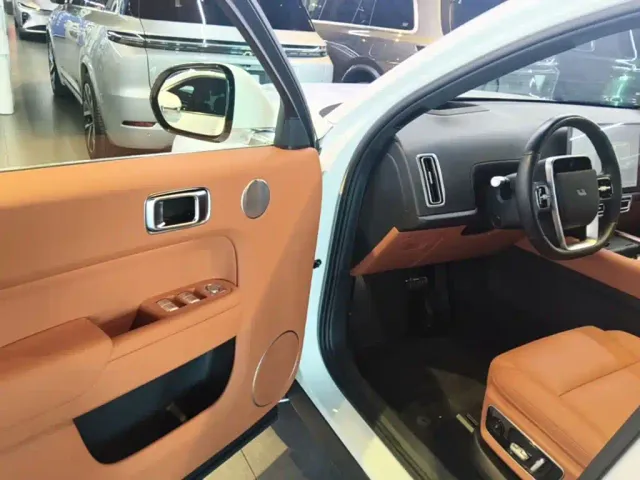 Li Auto L7 — Фото автомобиля 15