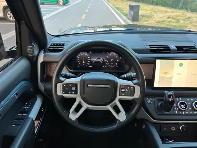 Land Rover Defender — Фото автомобиля 8