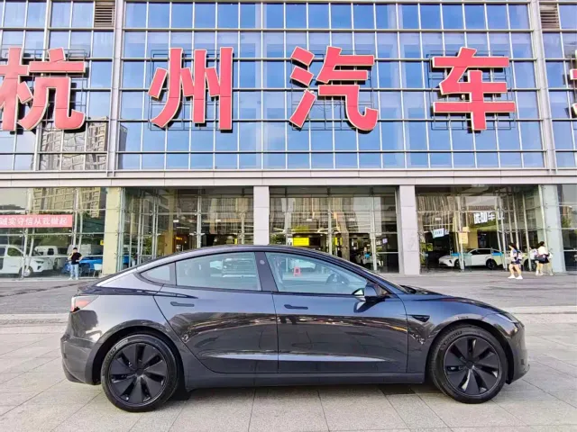 Tesla Model 3 — Фото автомобиля 4