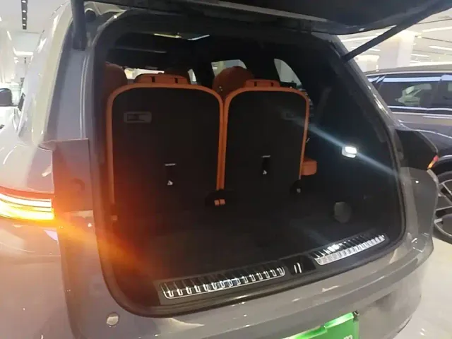 Li Auto L8 — Фото автомобиля 18
