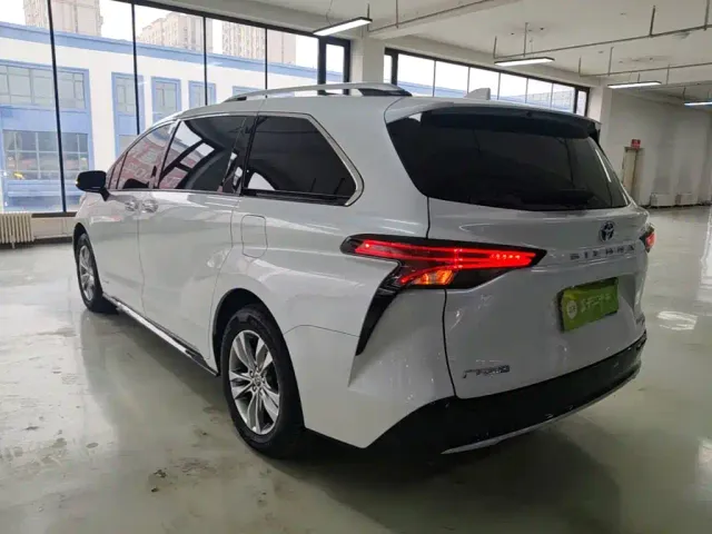 Toyota Sienna — Фото автомобиля 4
