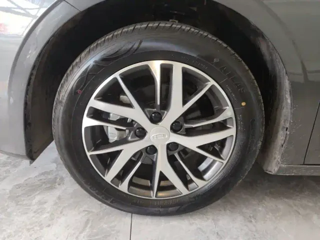 Geely Emgrand — Фото автомобиля 24