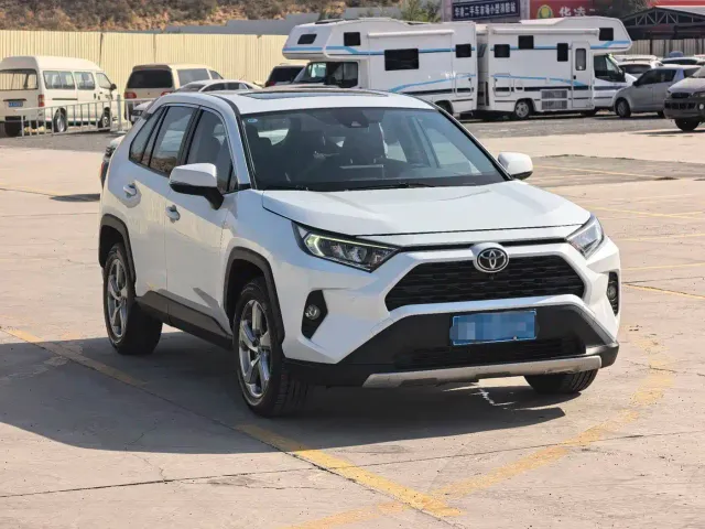 Toyota RAV4 — Фото автомобиля 3