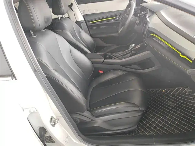 Roewe i5 — Фото автомобиля 24