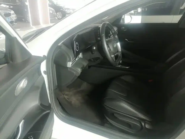 Hyundai Elantra — Фото автомобиля 15