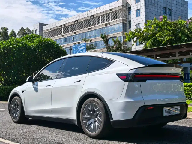 Tesla Model Y L — Фото автомобиля 9