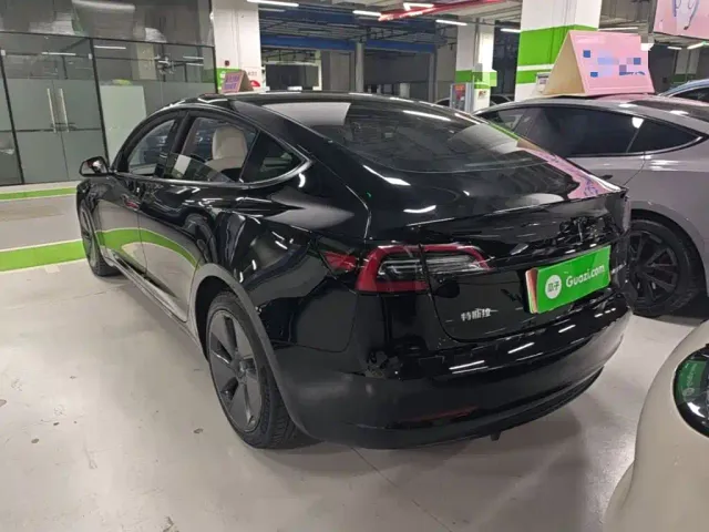 Tesla Model 3 — Фото автомобиля 4