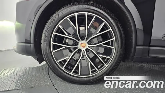 Porsche Macan Electric — Фото автомобиля 5