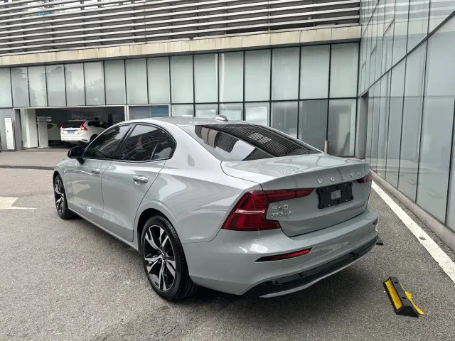 Volvo S60 — Фото автомобиля 6