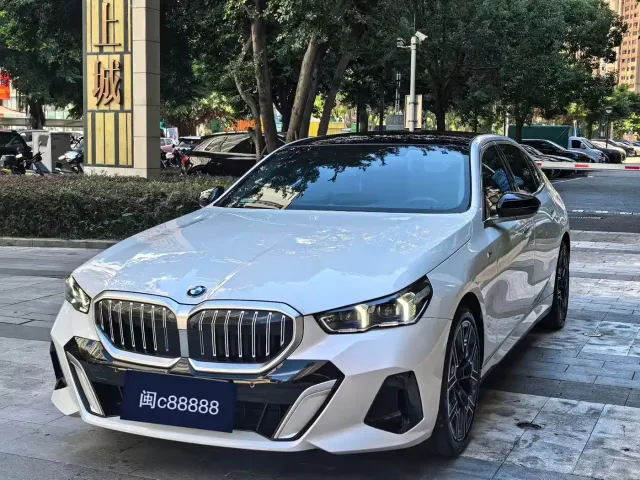 Фотография автомобиля — BMW 5 Series