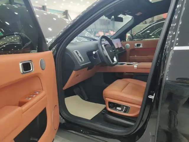 Li Auto L8 — Фото автомобиля 15