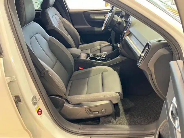 Volvo XC40 — Фото автомобиля 10