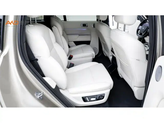 Li Auto L8 — Фото автомобиля 8