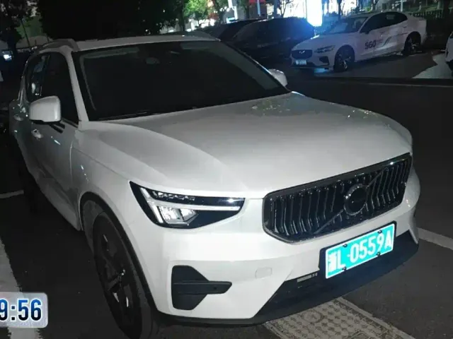 Volvo XC40 — Фото автомобиля 2