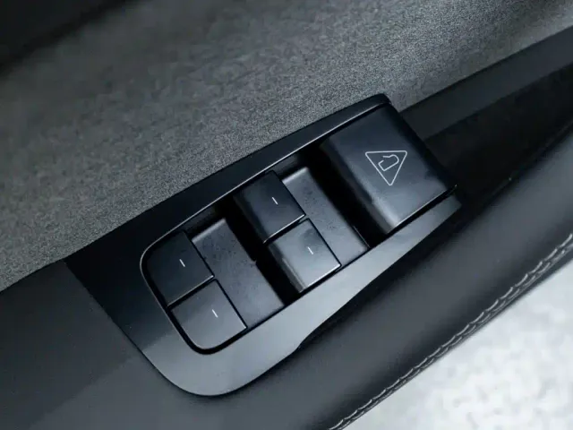 Tesla Model Y — Фото автомобиля 24