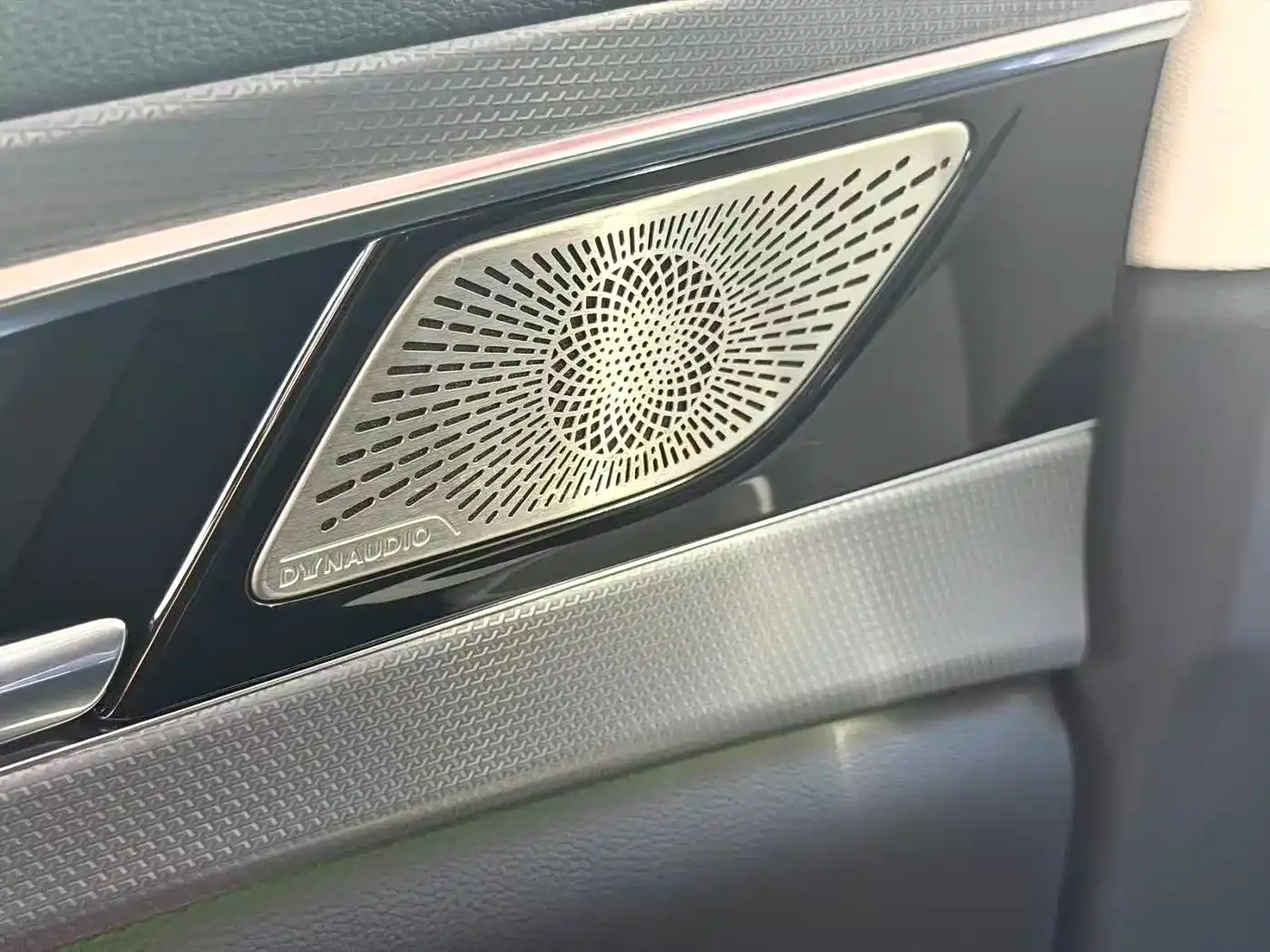 Hongqi Hongqi H5 2024 1.5T DCT Smart Connect Flag Rhythm Edition — Фото автомобиля 9