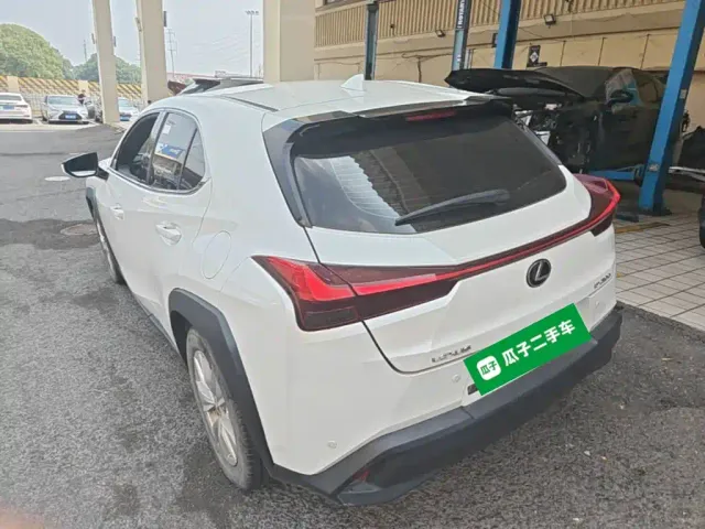 Lexus UX — Фото автомобиля 4