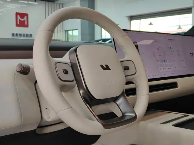 Li Auto L8 — Фото автомобиля 12