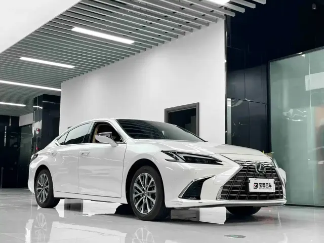 Lexus ES — Фото автомобиля 3