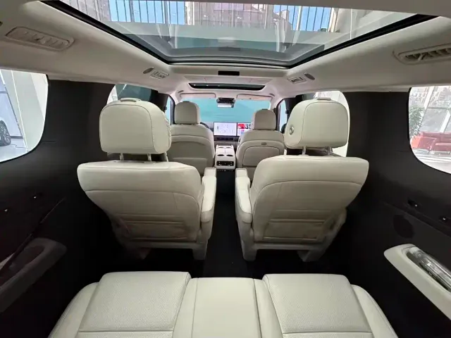 Li Auto MEGA — Фото автомобиля 9