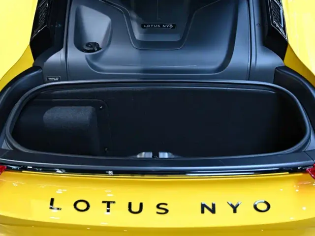 Lotus Emira — Фото автомобиля 29